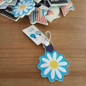 ALDI Quarter Keeper Daisy Keychain NWT 2024 Flower Super Fan Collection NEW!